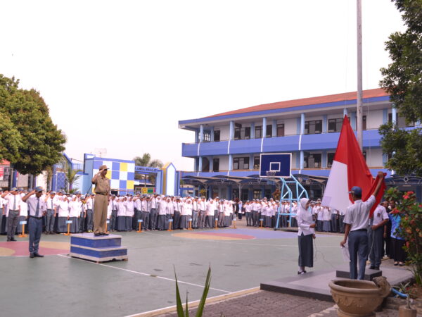 Pelaksanaan Upacara dengan Kadin Pendidikan