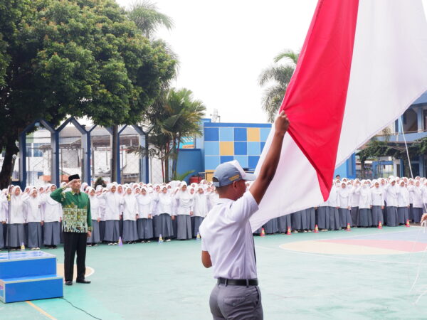 Upacara Hari Senin dan Prestasi SMADIWA