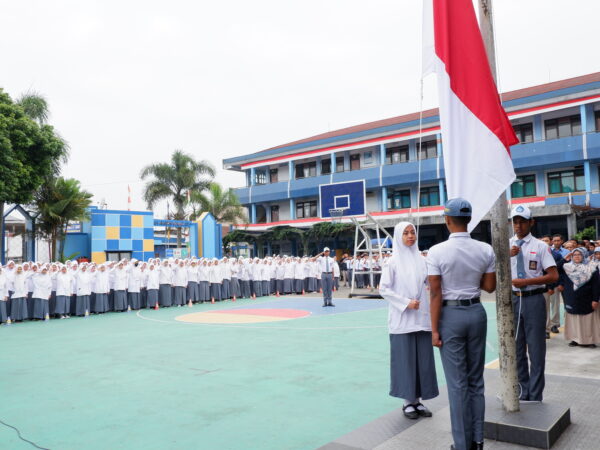 Upacara Bendera SMADIWA